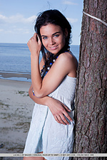 Free pictures shy models met art